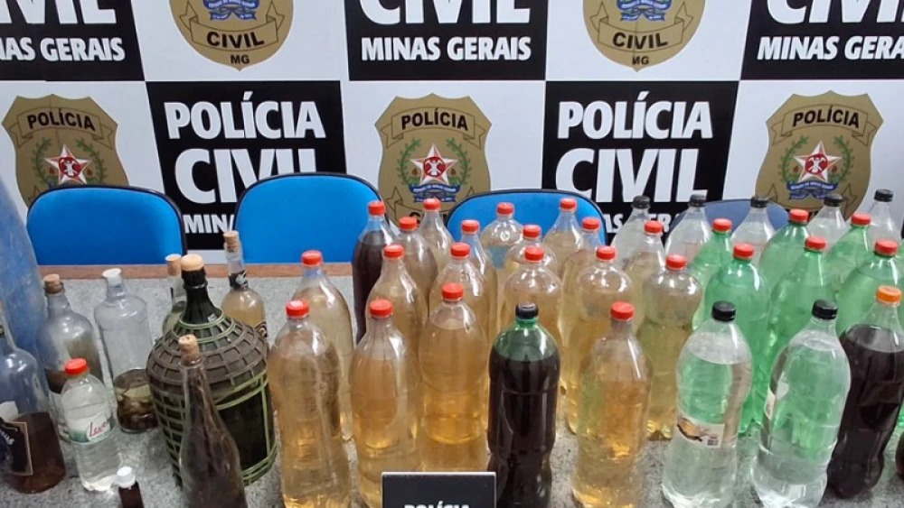 Mais de 120 litros de bebidas falsificadas são apreendidos em operação da Polícia Civil em Itabira