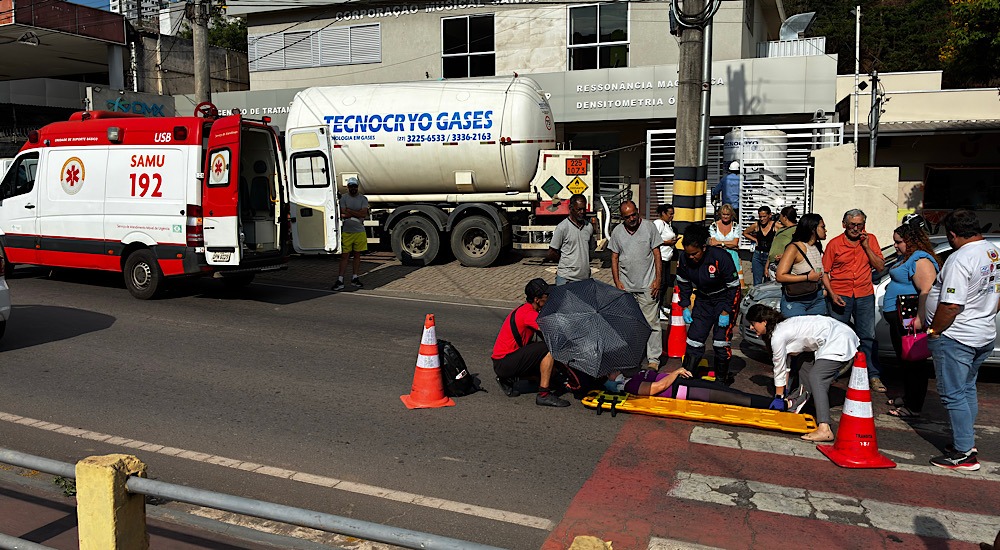Mulher é socorrida após ser atropelada em Itabira