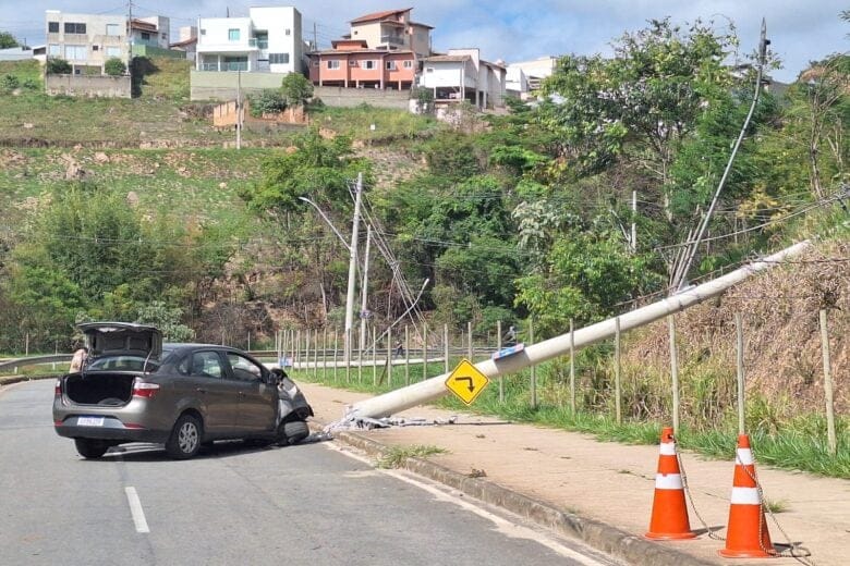 Carro que derrubou dois postes em Itabira era furtado e circulava com placas clonadas, confirma PM