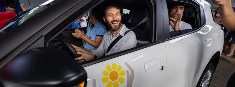 Governo de Minas entrega veículo para Apae de Itabira e participa de anúncio para frota da Saúde em Três Corações