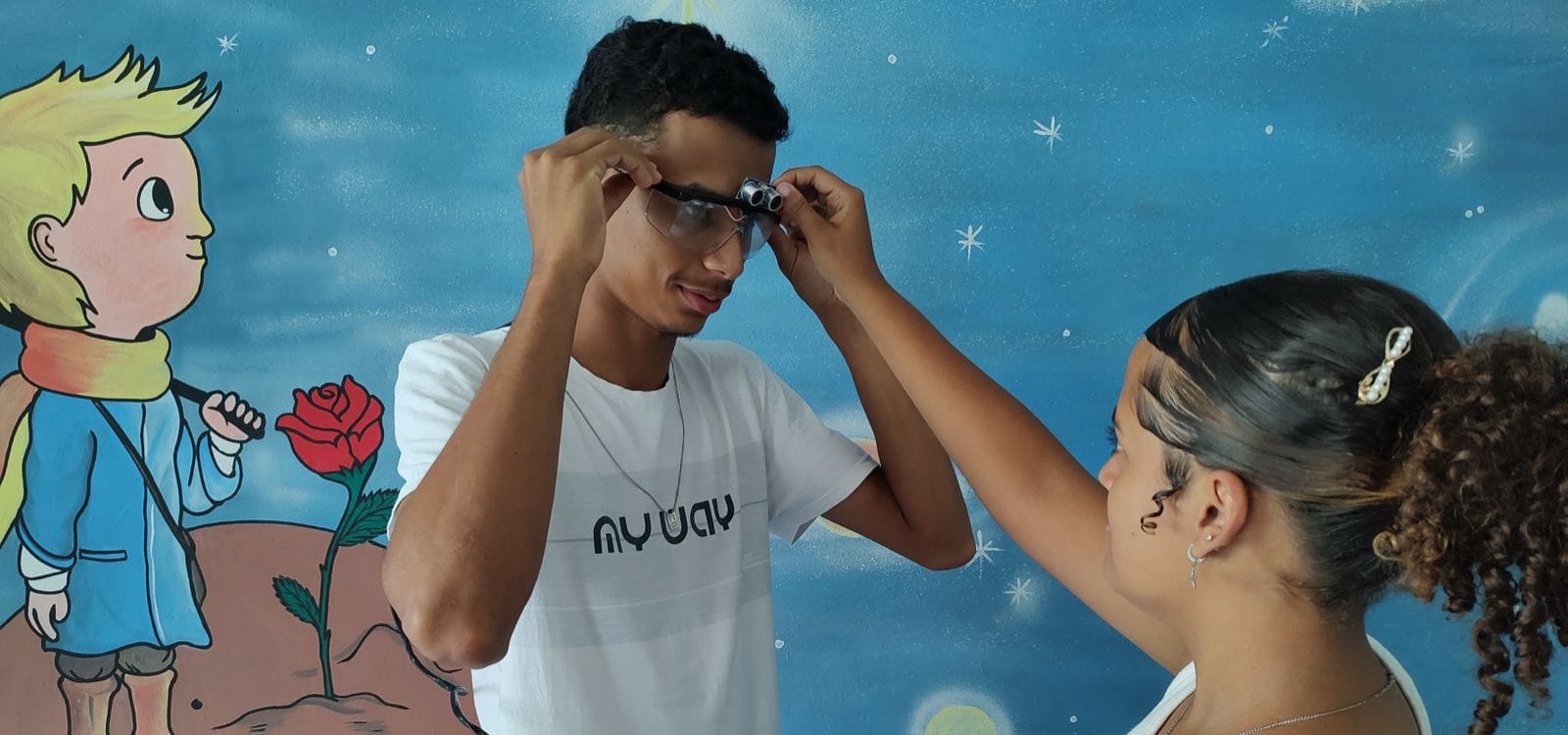 Agência Minas Gerais | Estudantes da Escola Estadual Frei Eustáquio desenvolvem óculos com sensor para auxiliar pessoas com deficiência visual