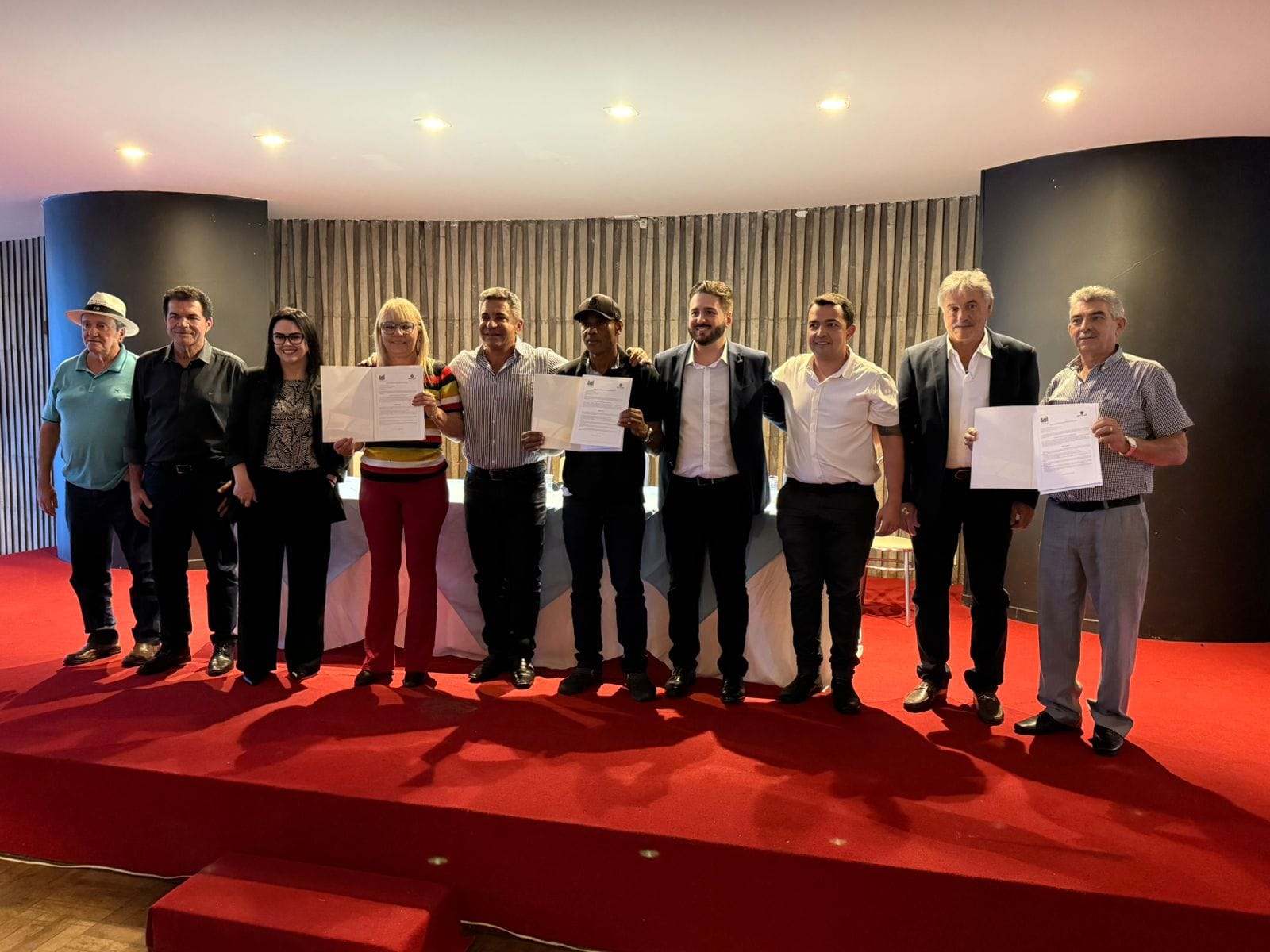 Agência Minas Gerais | Mais de 250 famílias recebem títulos de regularização fundiária urbana em Araxá