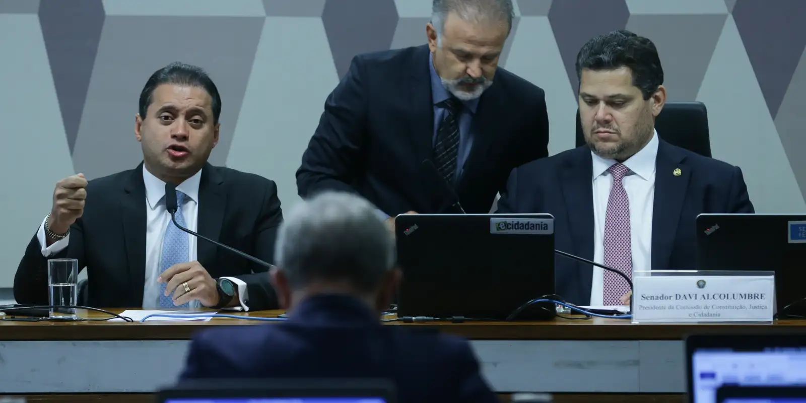 CCJ do Senado adia votação do PL do Impeachment para 2026