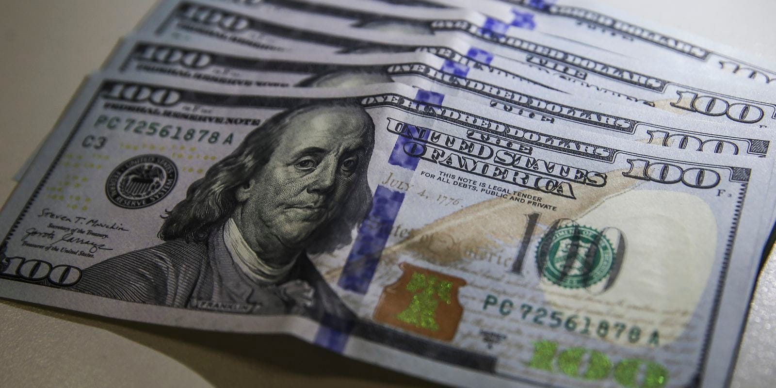 Dólar cai para R$ 5,20 e atinge menor valor em 20 meses