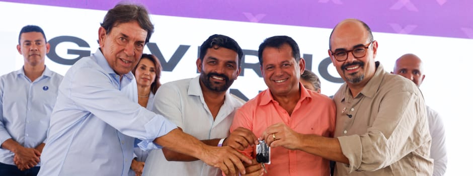 Agência Minas Gerais | Estado entrega dez micro-ônibus para o transporte de pacientes nos vales do Jequitinhonha e Mucuri