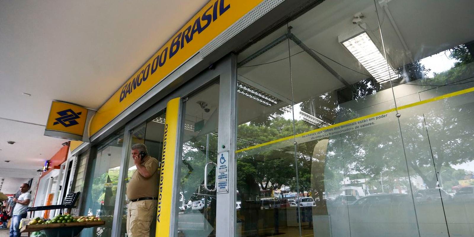 Bancos voltam a funcionar normalmente nesta sexta-feira