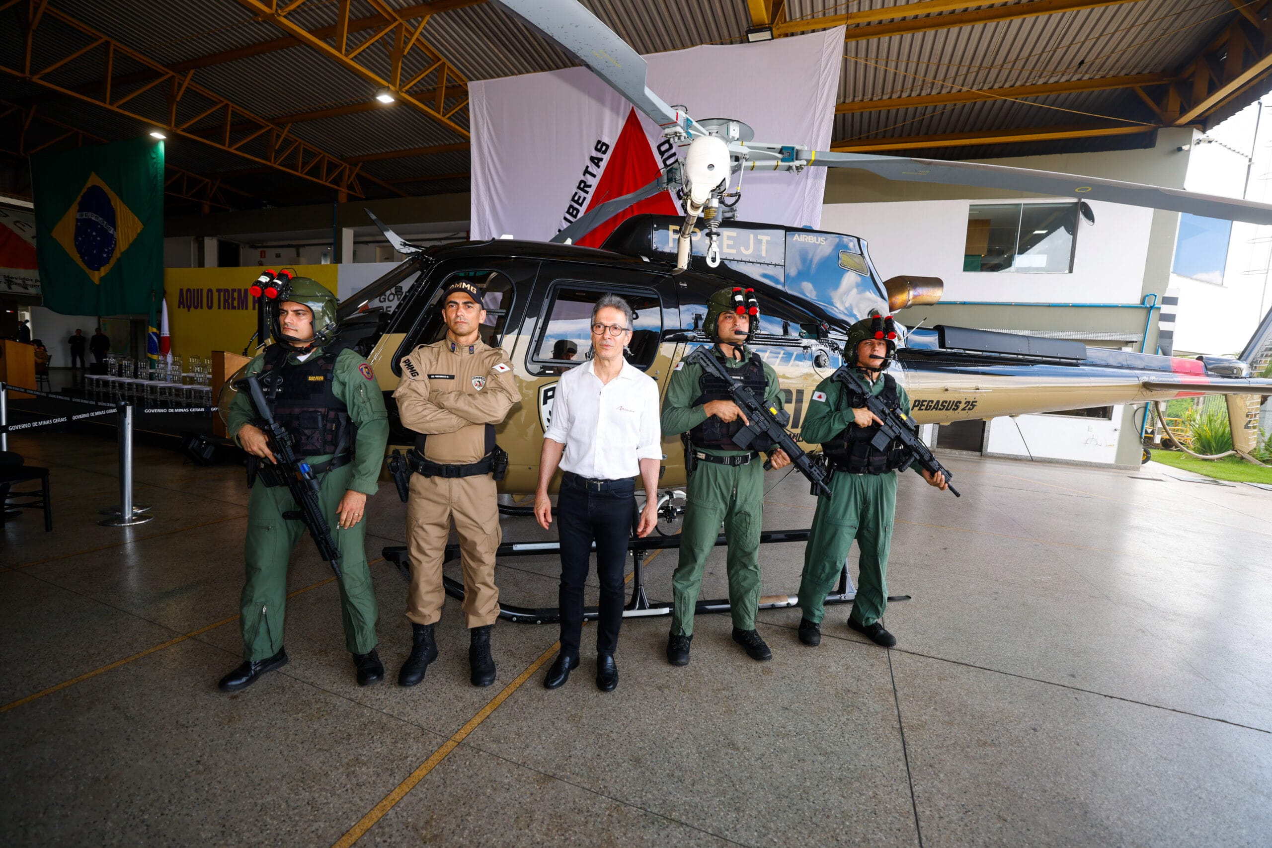 Agência Minas Gerais | Governo de Minas participa da entrega de helicóptero e caminhão-tanque à Polícia Militar