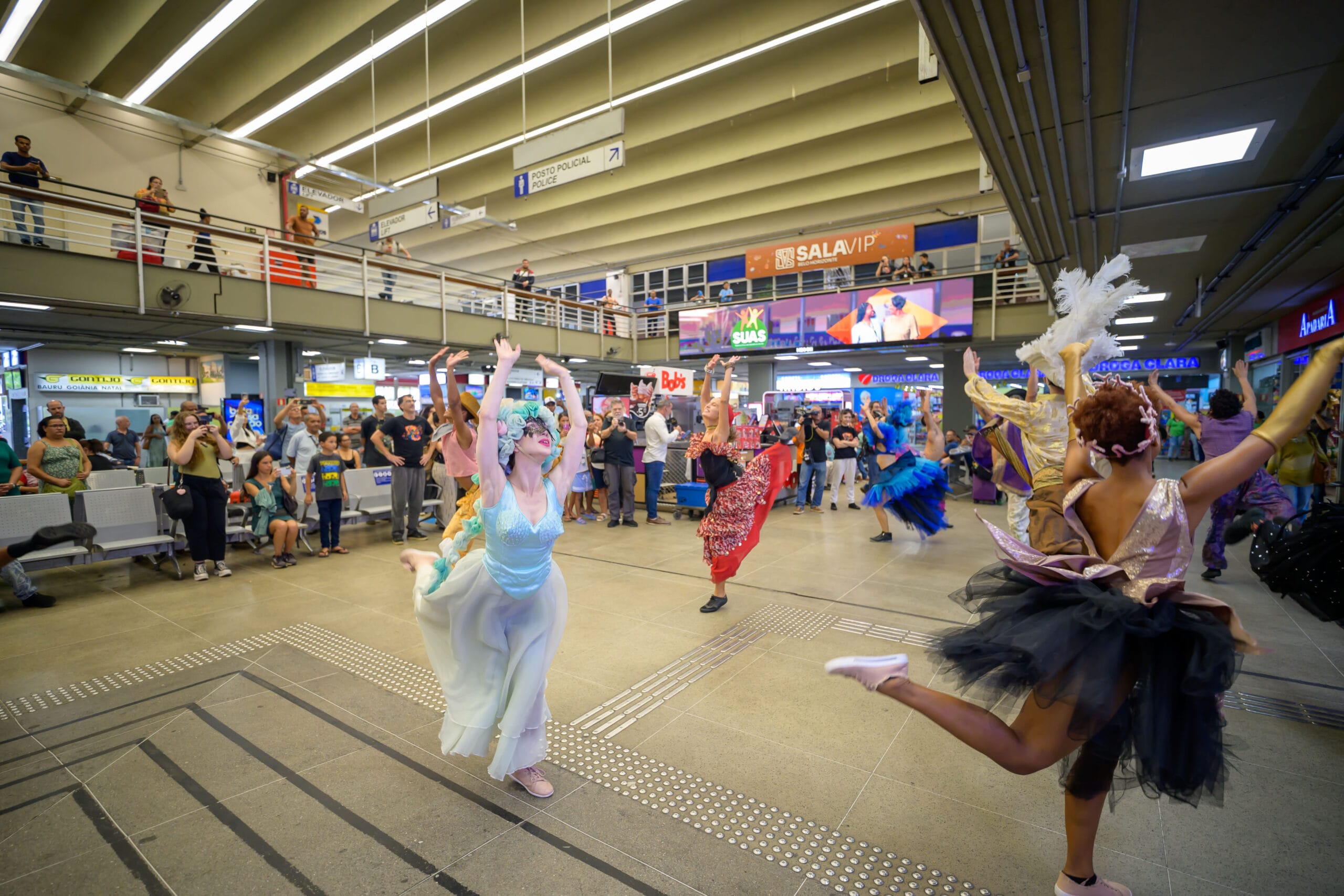 Agência Minas Gerais | Turistas são recebidos com flash mob e experiências imersivas na Rodoviária e no Aeroporto de Belo Horizonte