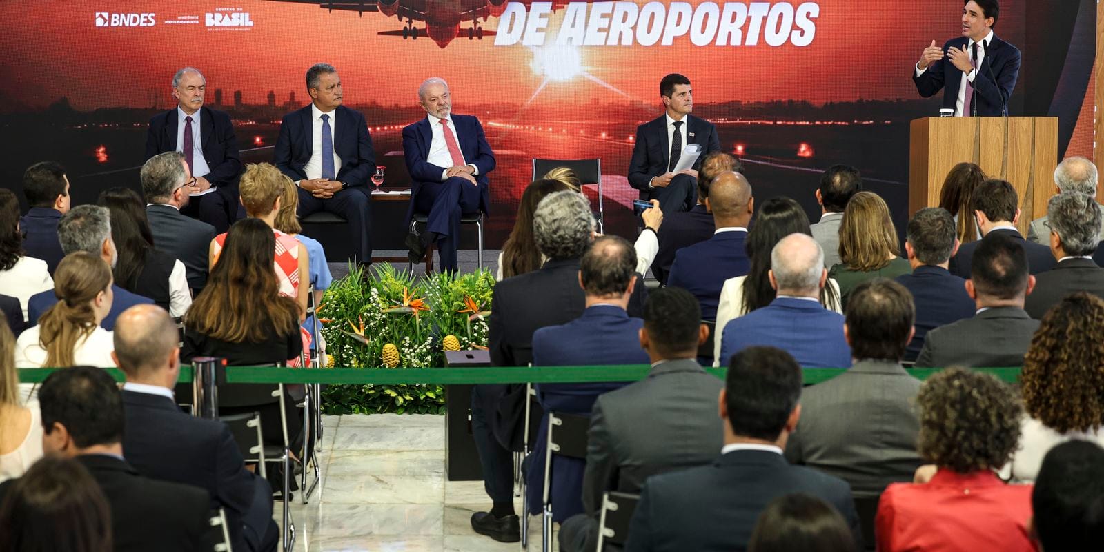 Ministro celebra anúncio de R$ 5,7 bi para ampliar aeroportos no país