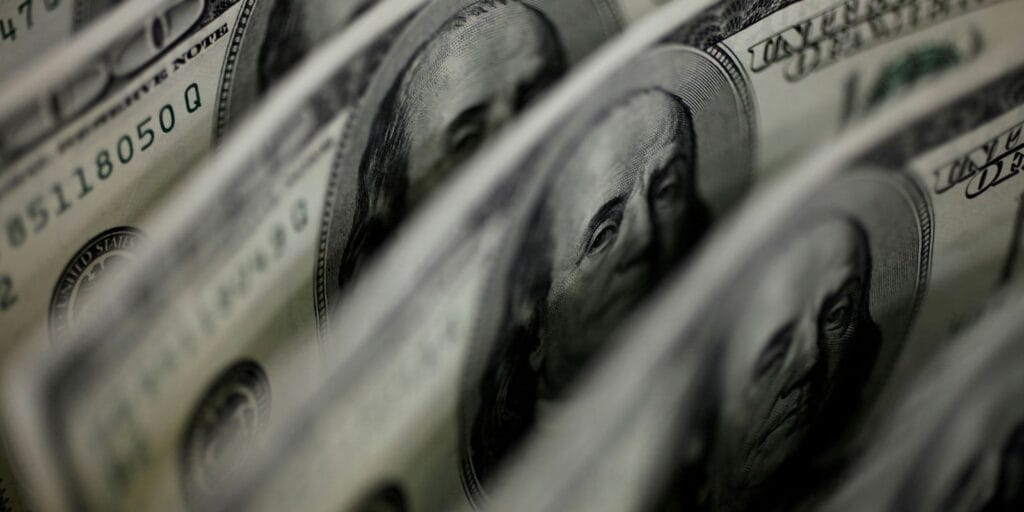 Dólar encosta em R$ 5,25 com agravamento da guerra no Oriente Médio