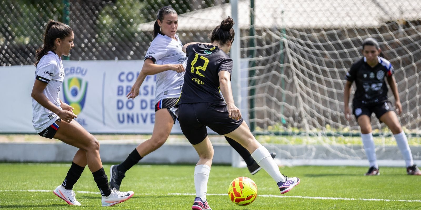 JUBs Futebol contam com campo exclusivo para o futebol feminino
