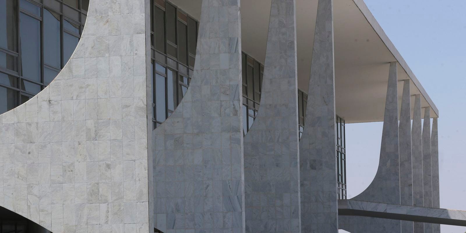 Terceirizados do governo têm redução de jornada e auxílio para creche