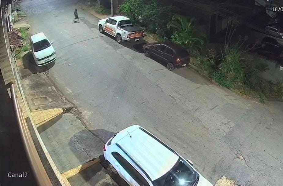 Homem é flagrado tentando furtar carros em estacionamento de conjunto habitacional em Itabira