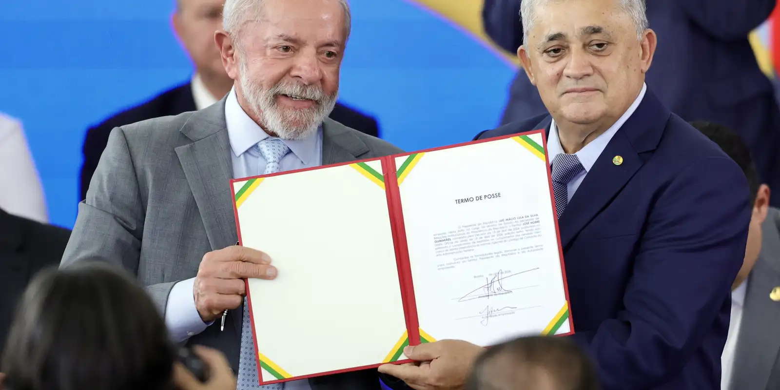 José Guimarães assume ministério e fala em “derrotar o fascismo”