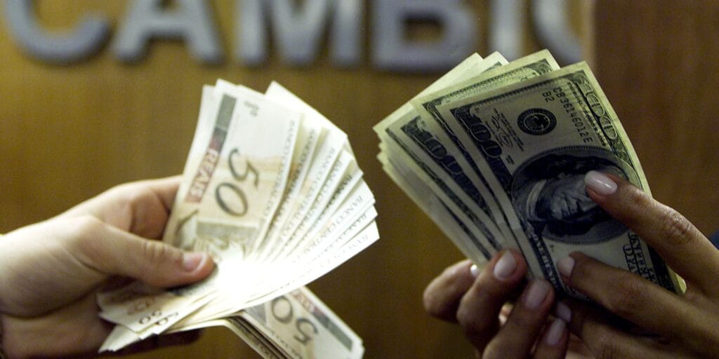 Dólar cai e fecha abaixo de R$ 5, após recuo de Trump no Irã Dólar cai e fecha abaixo de R$ 5, após recuo de Trump no Irã