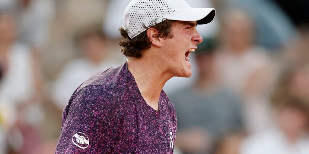 João Fonseca vira sobre croata e vai encarar Djoko em Roland Garros João Fonseca vira sobre croata e vai encarar Djoko em Roland Garros