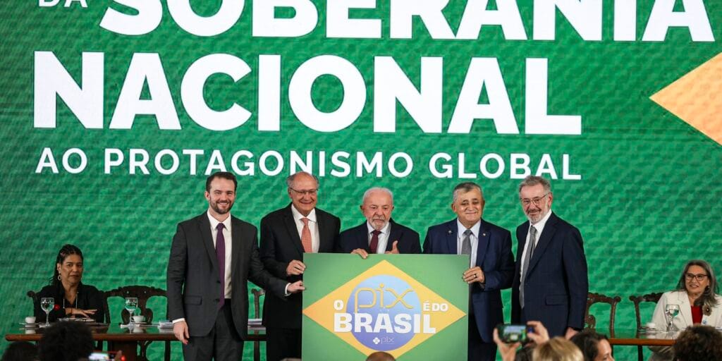“Brasil não abaixa a cabeça”, diz Durigan ao defender soberania e Pix “Brasil não abaixa a cabeça”, diz Durigan ao defender soberania e Pix