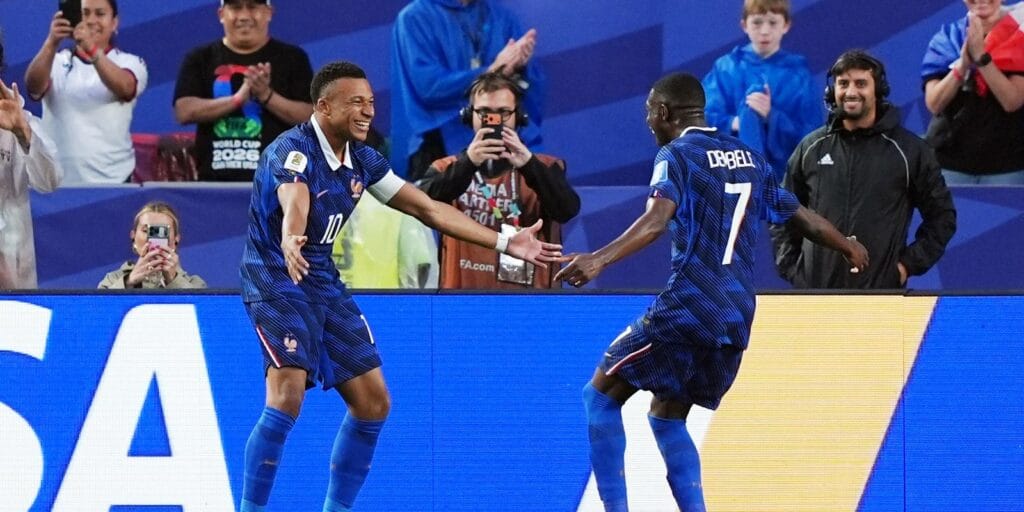 Depois de chuva e pausa, França de Mbappé não dá chances ao Iraque Depois de chuva e pausa, França de Mbappé não dá chances ao Iraque