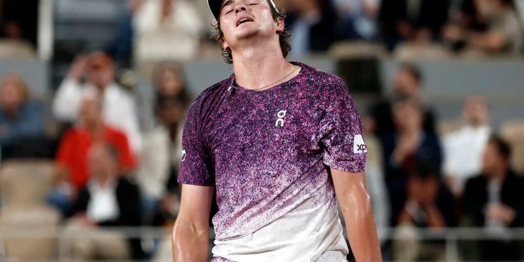 João Fonseca luta, mas dá adeus a Roland Garros após revés para Mensik João Fonseca luta, mas dá adeus a Roland Garros após revés para Mensik