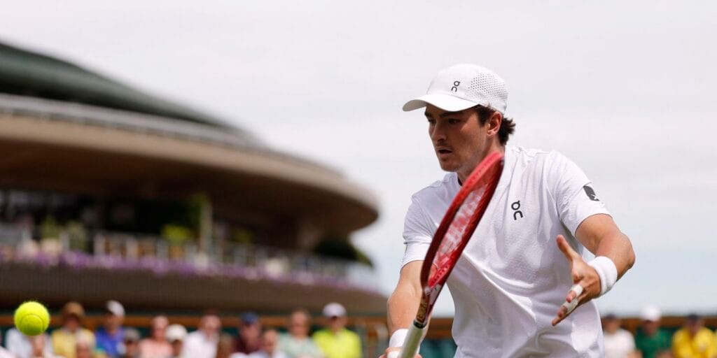 João Fonseca reencontra Jesper de Jong na 2ª rodada de Wimbledon João Fonseca reencontra Jesper de Jong na 2ª rodada de Wimbledon