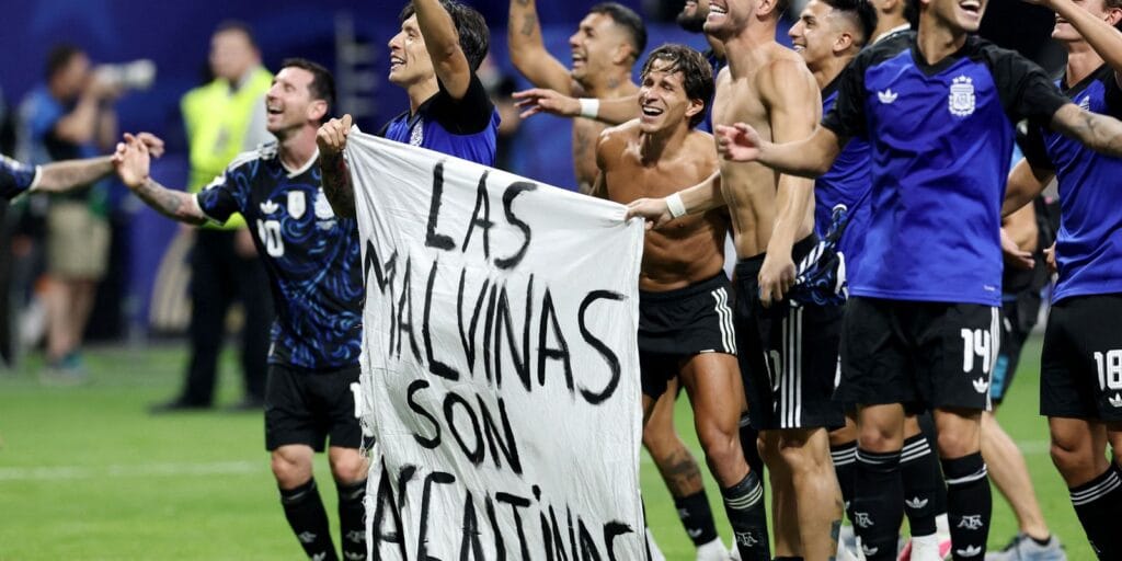 Ato de jogadores argentinos reacende debate sobre domínio das Malvinas Ato de jogadores argentinos reacende debate sobre domínio das Malvinas
