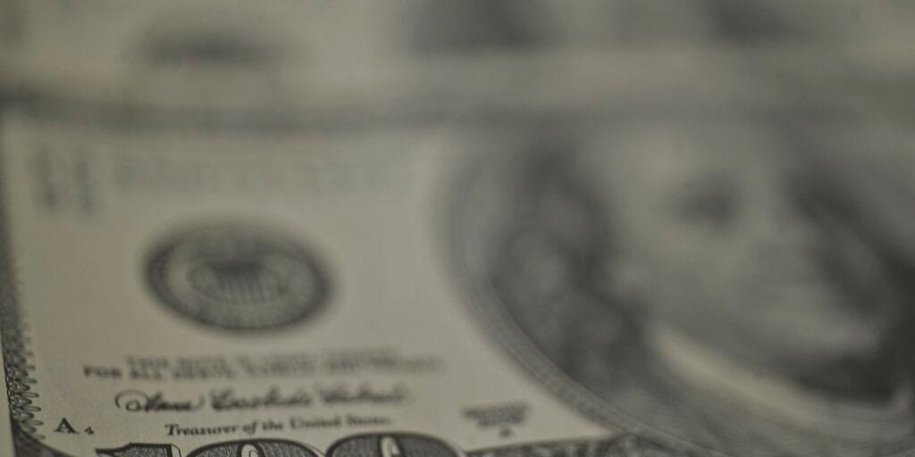 Dólar recua, bolsa cai e petróleo dispara com tensão no Oriente Médio Dólar recua, bolsa cai e petróleo dispara com tensão no Oriente Médio