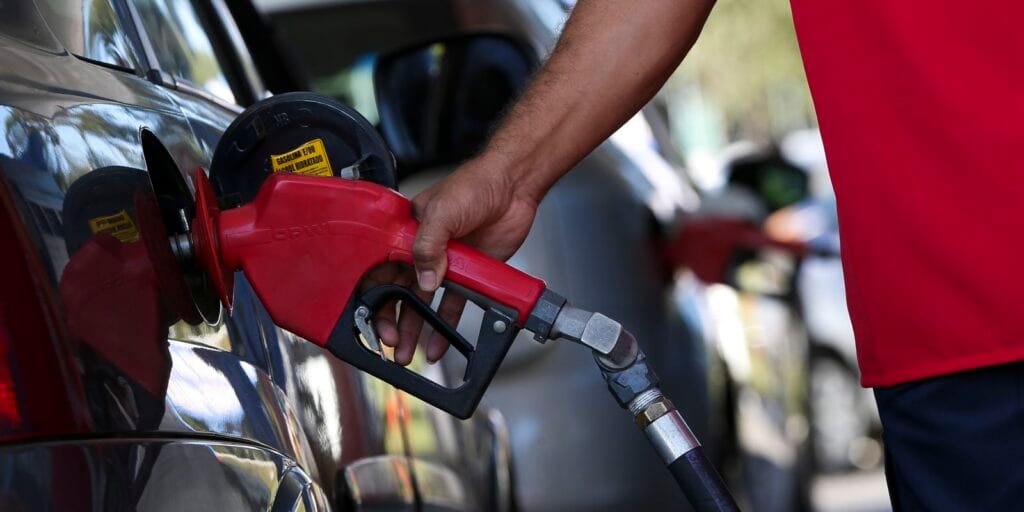 Governo adia reunião que pode aumentar etanol na gasolina para 32% Governo adia reunião que pode aumentar etanol na gasolina para 32%