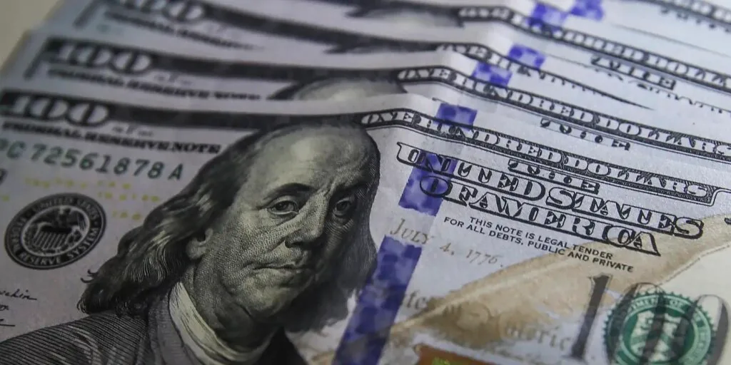 Dólar cai para R$ 5,01 com exterior e expectativa eleitoral no Brasil Dólar cai para R$ 5,01 com exterior e expectativa eleitoral no Brasil