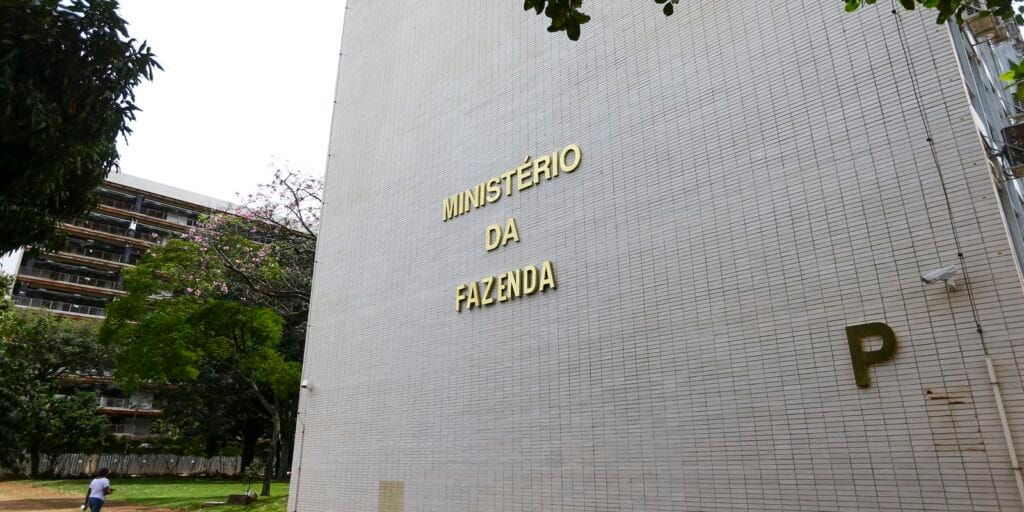 Governo Central tem superávit de R$ 10,8 bilhões em julho Governo Central tem superávit de R$ 10,8 bilhões em julho