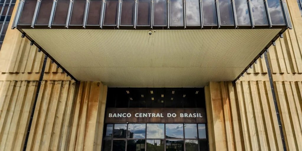 BC reduz juros básicos para 13,75% ao ano BC reduz juros básicos para 13,75% ao ano