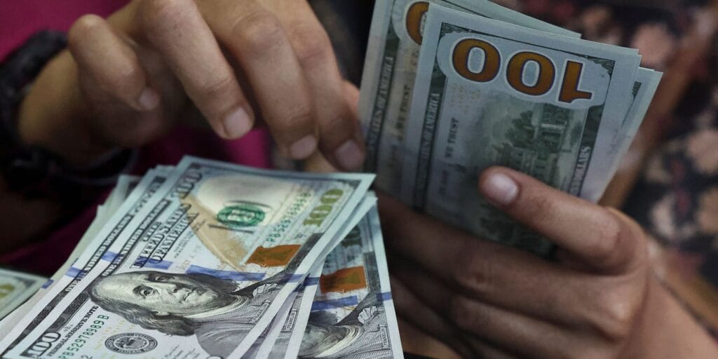 Dólar sobe para R$ 5,22 e atinge maior nível desde março Dólar sobe para R$ 5,22 e atinge maior nível desde março