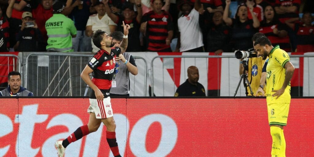 Flamengo vence e fica a um ponto do Palmeiras, líder do Brasileirão Flamengo vence e fica a um ponto do Palmeiras, líder do Brasileirão