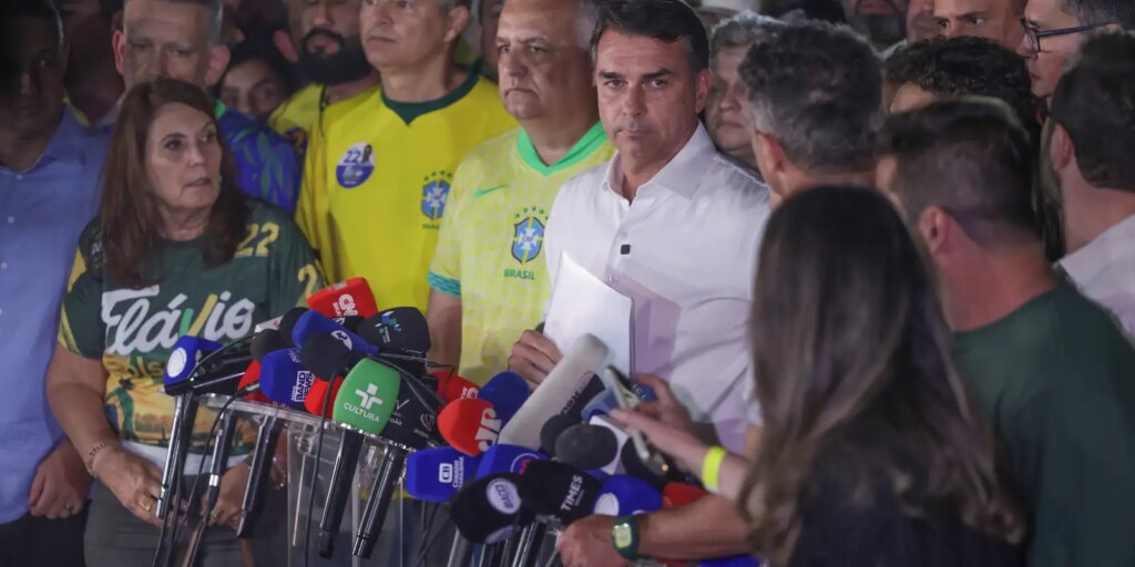 Moraes manda Flávio entregar passaporte e o proíbe de deixar o país Moraes manda Flávio entregar passaporte e o proíbe de deixar o país