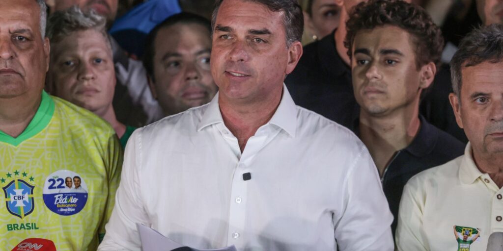 Polícia Federal cancela passaportes de Flávio Bolsonaro Polícia Federal cancela passaportes de Flávio Bolsonaro