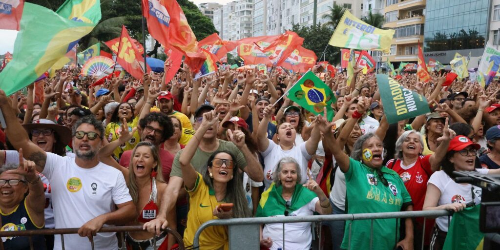 Ato em apoio à democracia e a Lula reúne milhares no Rio e Brasília Ato em apoio à democracia e a Lula reúne milhares no Rio e Brasília
