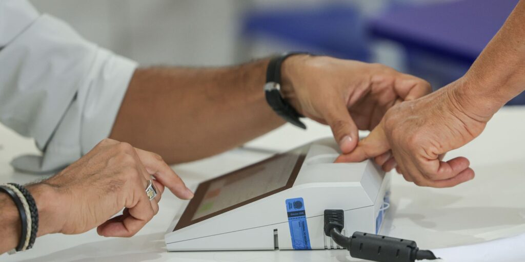 Eleitores vão às urnas neste domingo para escolher o presidente do país Eleitores vão às urnas neste domingo para escolher o presidente do país