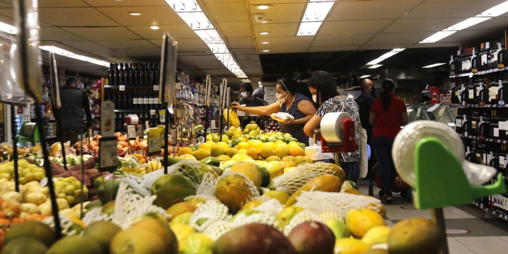 INPC, inflação que corrige salários, acumula 4,29% em 12 meses INPC, inflação que corrige salários, acumula 4,29% em 12 meses