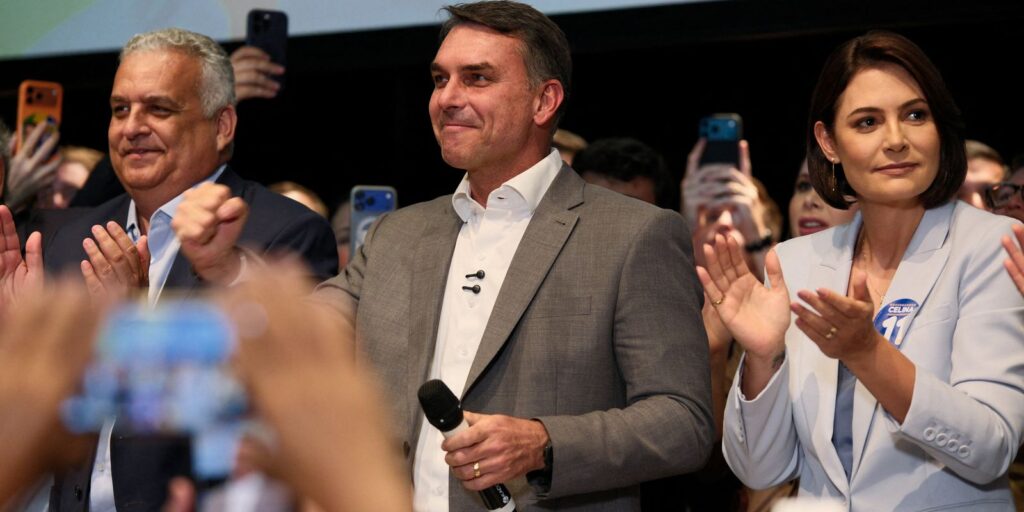 Flávio Bolsonaro recebe apoio de partidos e fala em mudar Constituição Flávio Bolsonaro recebe apoio de partidos e fala em mudar Constituição
