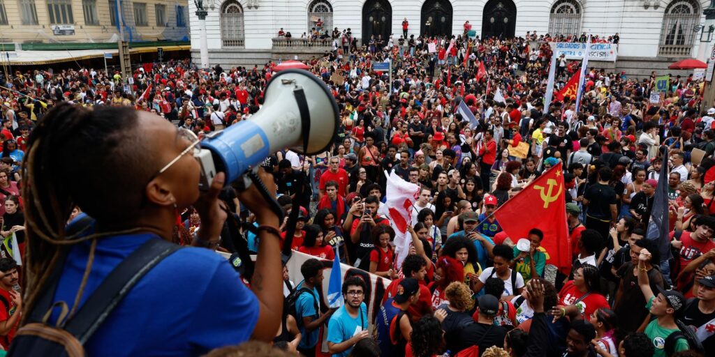 Estudantes fazem atos pelo país em apoio a Lula Estudantes fazem atos pelo país em apoio a Lula
