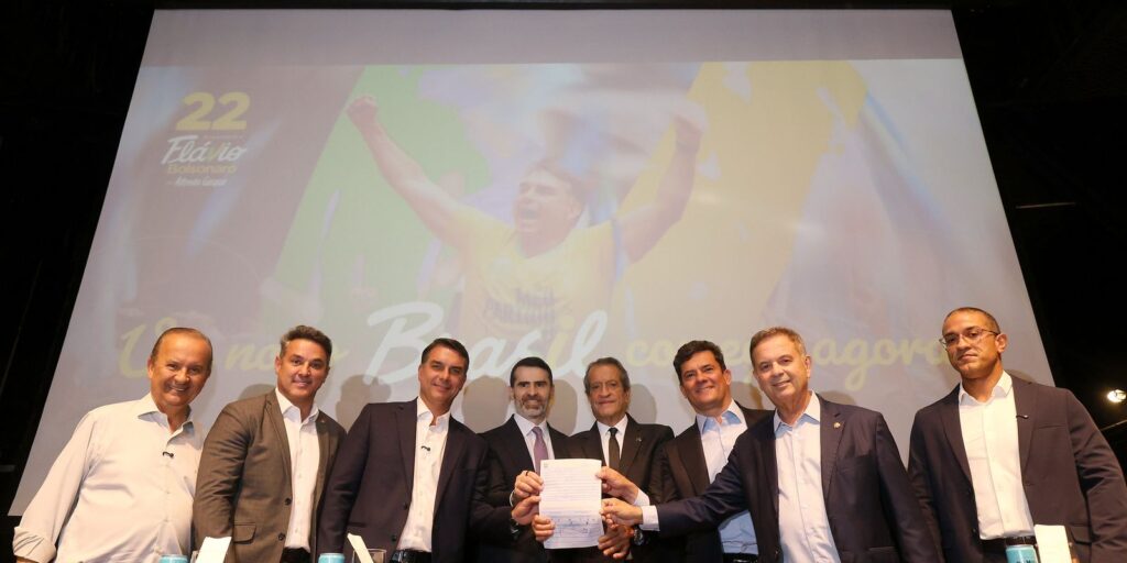 Flávio Bolsonaro recebe apoio de governadores eleitos e Cury Flávio Bolsonaro recebe apoio de governadores eleitos e Cury