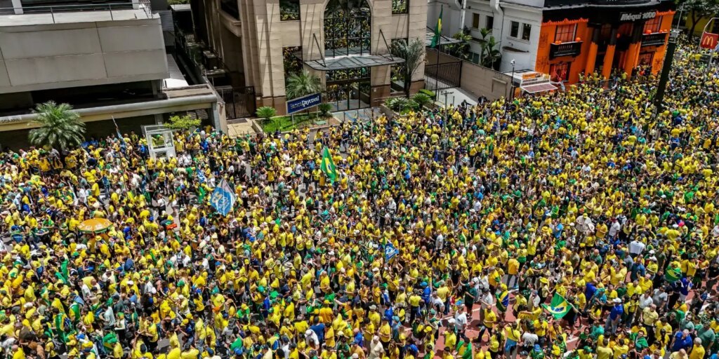 Campanha de Flávio Bolsonaro realiza manifestação na Paulista Campanha de Flávio Bolsonaro realiza manifestação na Paulista