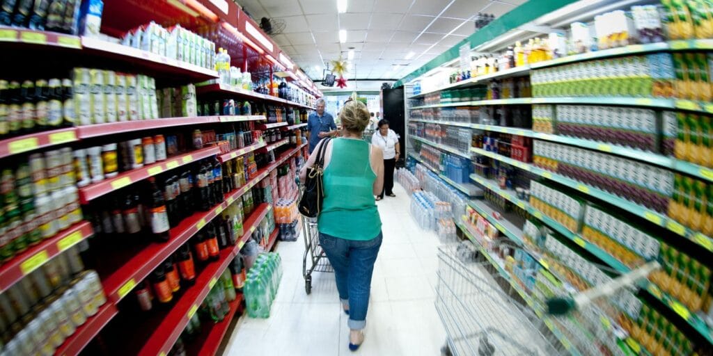 Produção industrial cai 0,6% de julho para agosto, diz IBGE