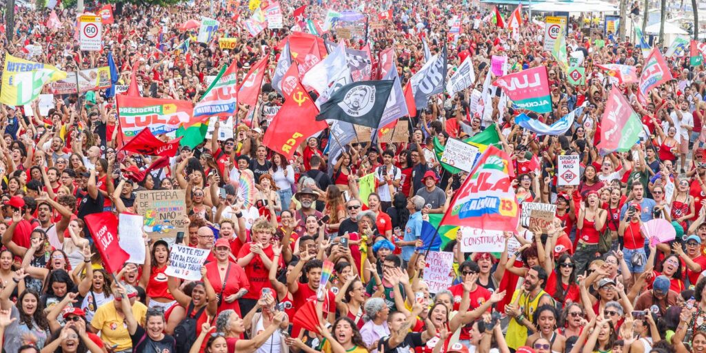 Milhares de pessoas lotam a orla de Copacabana em apoio a Lula Milhares de pessoas lotam a orla de Copacabana em apoio a Lula